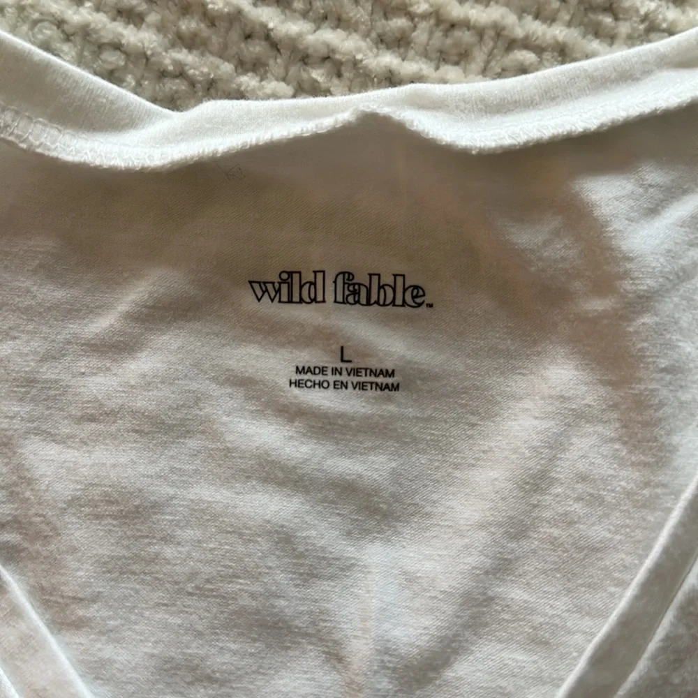 WILD FABLE | Cropped White VNeck - Picture 2 of 2